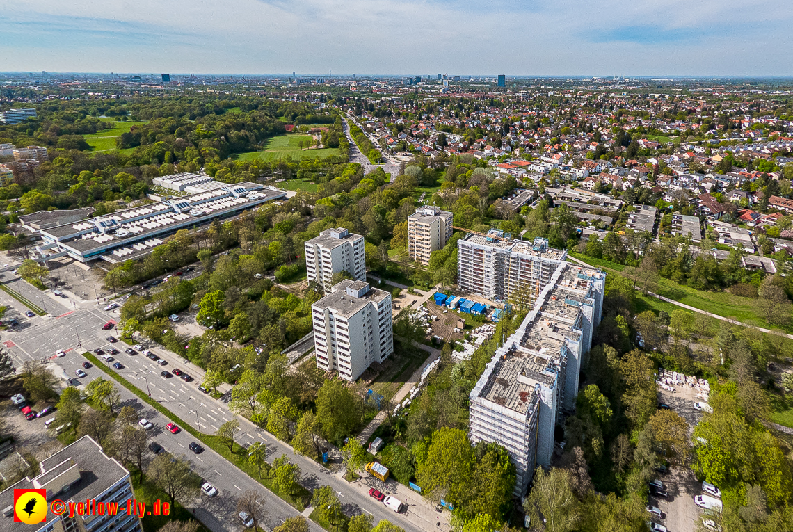 04.05.2023 - Luftbilder von der Fassadensanierung am Karl-Marx-Ring 11-21 in Neuperlach